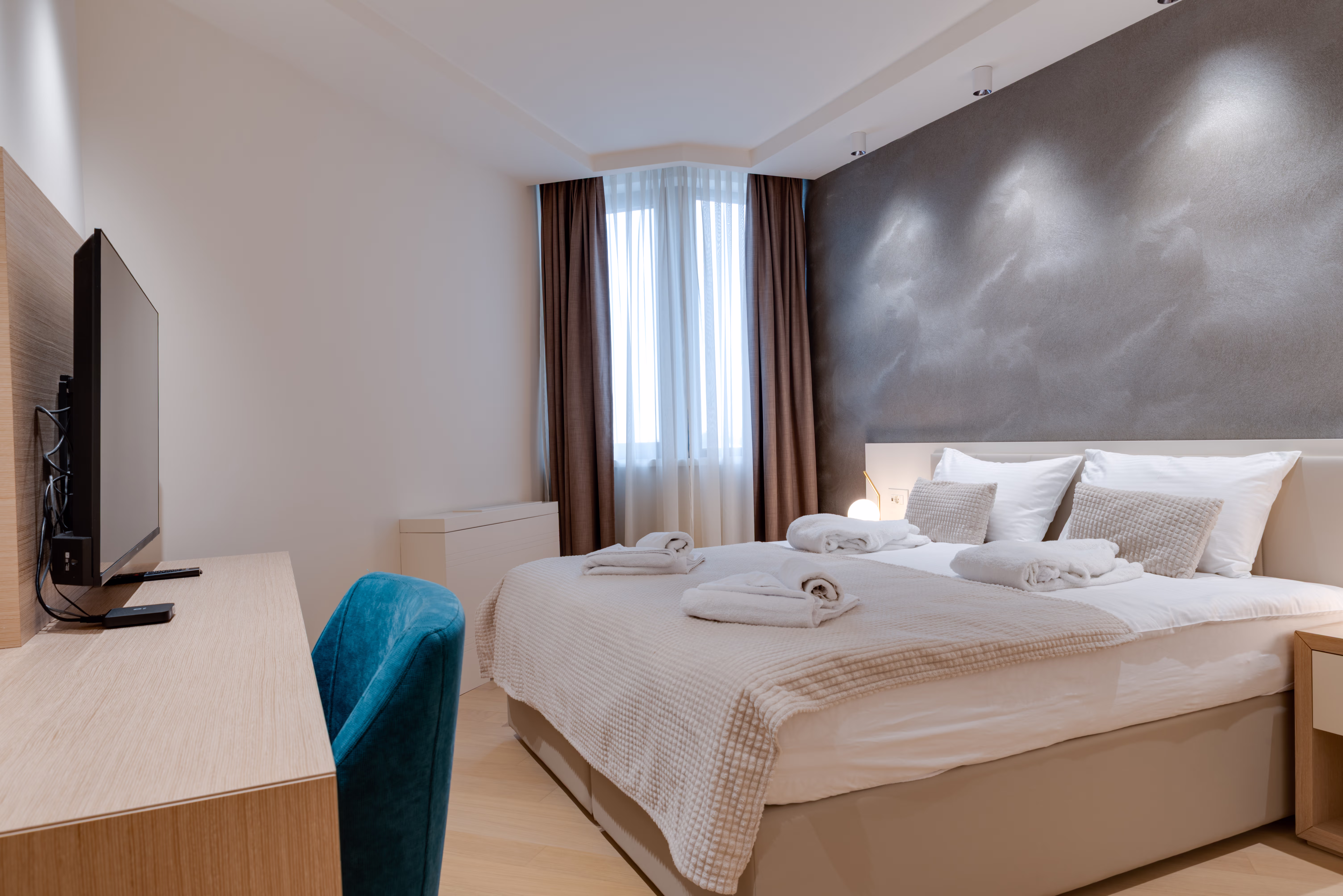 Superior One Bedroom Apartment with City View